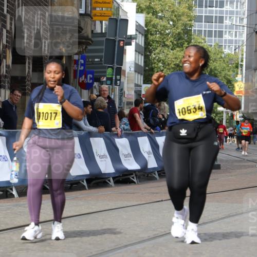 13.09.2026 - 21. swb-Marathon Bremen Strokosch-Dieckow http://msf.ph/oto/10296211 13.09.2026 11:28:33 Ziel 11161 meine-sportfotos.de
