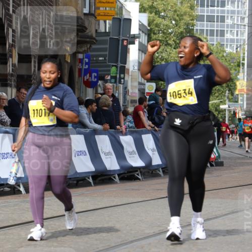 13.09.2026 - 21. swb-Marathon Bremen Strokosch-Dieckow http://msf.ph/oto/10296228 13.09.2026 11:28:33 Ziel 11161 meine-sportfotos.de