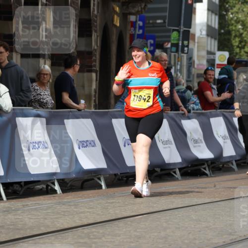 13.09.2026 - 21. swb-Marathon Bremen Strokosch-Dieckow http://msf.ph/oto/10296340 13.09.2026 11:29:05 Ziel 11352, 11444, 11496 meine-sportfotos.de