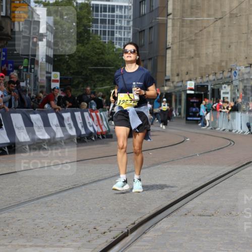 13.09.2026 - 21. swb-Marathon Bremen Strokosch-Dieckow http://msf.ph/oto/10296616 13.09.2026 11:30:49 Ziel 10650, 11025, 11195, 10967 meine-sportfotos.de