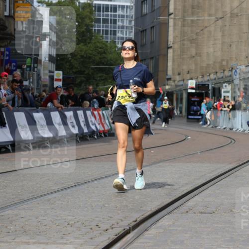 13.09.2026 - 21. swb-Marathon Bremen Strokosch-Dieckow http://msf.ph/oto/10296618 13.09.2026 11:30:49 Ziel 10650, 11025, 11195, 10967 meine-sportfotos.de
