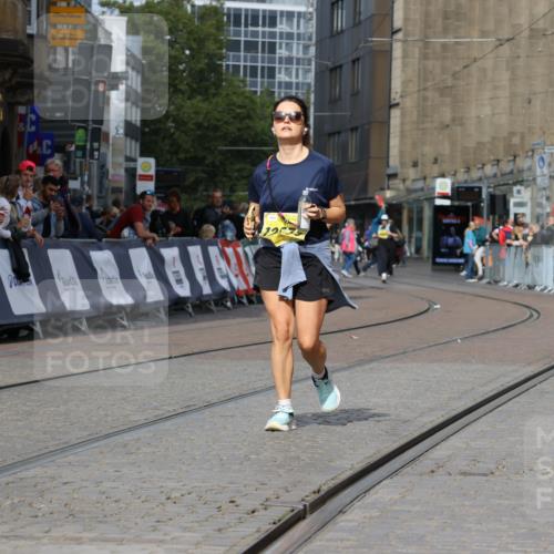 13.09.2026 - 21. swb-Marathon Bremen Strokosch-Dieckow http://msf.ph/oto/10296624 13.09.2026 11:30:49 Ziel 10650, 11025, 11195, 10967 meine-sportfotos.de