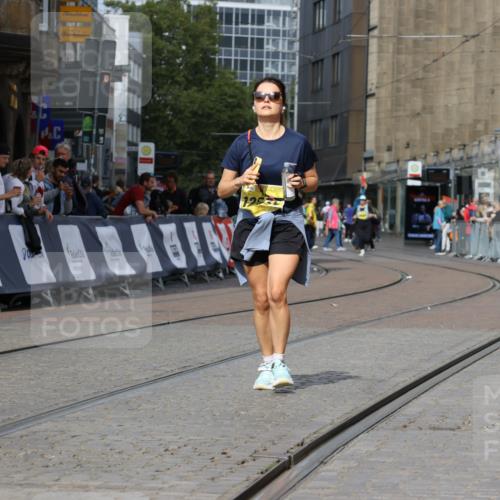 13.09.2026 - 21. swb-Marathon Bremen Strokosch-Dieckow http://msf.ph/oto/10296630 13.09.2026 11:30:49 Ziel 10650, 11025, 11195, 10967 meine-sportfotos.de