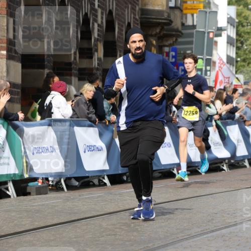 13.09.2026 - 21. swb-Marathon Bremen Strokosch-Dieckow http://msf.ph/oto/10296756 13.09.2026 10:48:29 Ziel 10142, 10316, 10329, 10638, 11058, 11135, 11193, 11241, 11781, 12354, 12487, 13620, 10231, 10269, 10489, 10538, 10770, 10814, 10815, 10917, 10993, 11196, 11372, 11611 meine-sportfotos.de