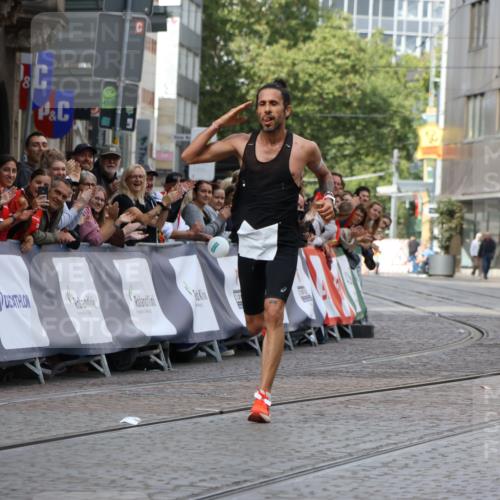 13.09.2026 - 21. swb-Marathon Bremen Strokosch-Dieckow http://msf.ph/oto/10296888 13.09.2026 12:17:20 Ziel 1109 meine-sportfotos.de