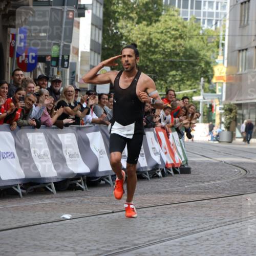 13.09.2026 - 21. swb-Marathon Bremen Strokosch-Dieckow http://msf.ph/oto/10296894 13.09.2026 12:17:20 Ziel 1109 meine-sportfotos.de