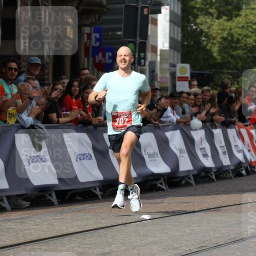 13.09.2026 - 21. swb-Marathon Bremen Strokosch-Dieckow http://msf.ph/oto/10296994 13.09.2026 12:19:34 Ziel 207 meine-sportfotos.de