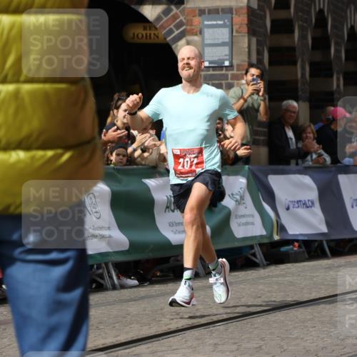13.09.2026 - 21. swb-Marathon Bremen Strokosch-Dieckow http://msf.ph/oto/10297012 13.09.2026 12:19:35 Ziel 207 meine-sportfotos.de