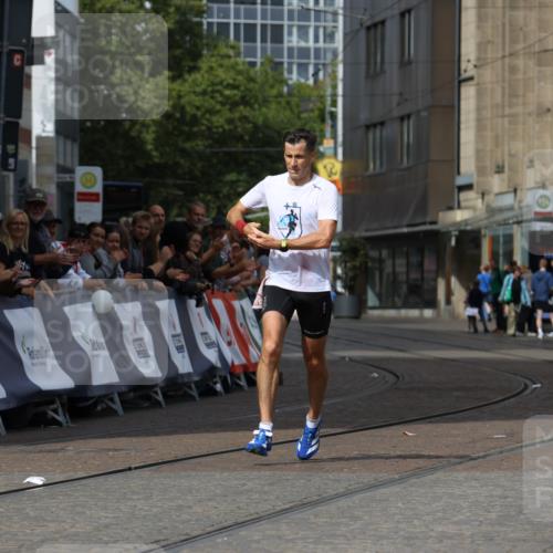 13.09.2026 - 21. swb-Marathon Bremen Strokosch-Dieckow http://msf.ph/oto/10297177 13.09.2026 12:22:22 Ziel 1681, 176 meine-sportfotos.de