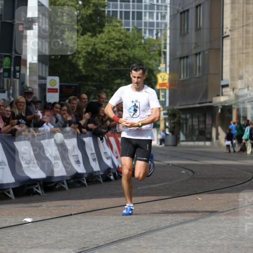 13.09.2026 - 21. swb-Marathon Bremen Strokosch-Dieckow http://msf.ph/oto/10297185 13.09.2026 12:22:22 Ziel 1681, 176 meine-sportfotos.de