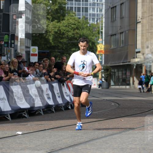 13.09.2026 - 21. swb-Marathon Bremen Strokosch-Dieckow http://msf.ph/oto/10297187 13.09.2026 12:22:22 Ziel 1681, 176 meine-sportfotos.de
