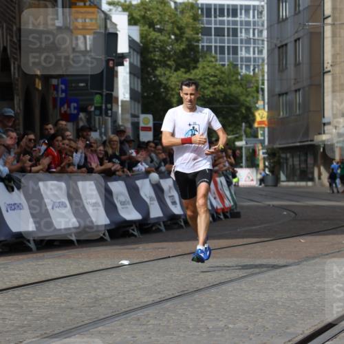 13.09.2026 - 21. swb-Marathon Bremen Strokosch-Dieckow http://msf.ph/oto/10297190 13.09.2026 12:22:23 Ziel 1681, 176 meine-sportfotos.de