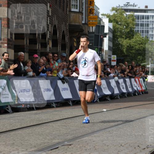 13.09.2026 - 21. swb-Marathon Bremen Strokosch-Dieckow http://msf.ph/oto/10297211 13.09.2026 12:22:24 Ziel 1681, 176 meine-sportfotos.de