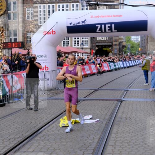 13.09.2026 - 21. swb-Marathon Bremen Tim E. http://msf.ph/oto/10297331 13.09.2026 10:26:54 Ziel 13525 meine-sportfotos.de