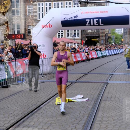 13.09.2026 - 21. swb-Marathon Bremen Tim E. http://msf.ph/oto/10297334 13.09.2026 10:26:54 Ziel 13525 meine-sportfotos.de