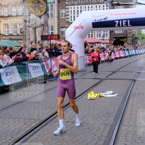 13.09.2026 - 21. swb-Marathon Bremen Tim E. http://msf.ph/oto/10297344 13.09.2026 10:26:56 Ziel 13525 meine-sportfotos.de