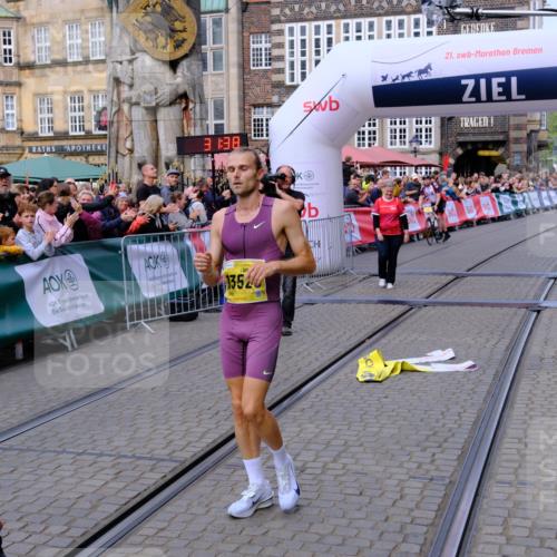 13.09.2026 - 21. swb-Marathon Bremen Tim E. http://msf.ph/oto/10297348 13.09.2026 10:26:56 Ziel 13525 meine-sportfotos.de