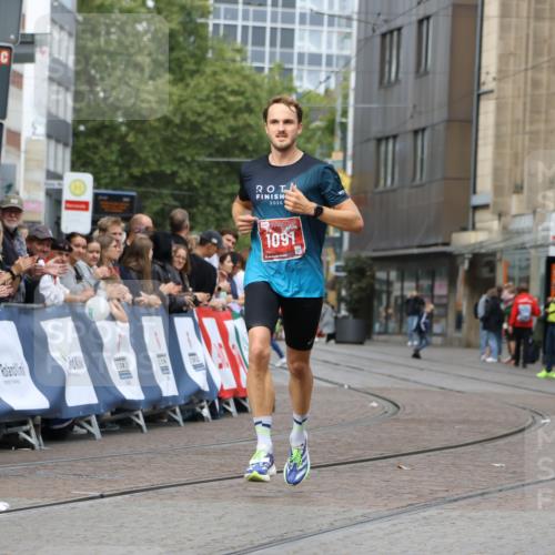 13.09.2026 - 21. swb-Marathon Bremen Strokosch-Dieckow http://msf.ph/oto/10297388 13.09.2026 12:25:01 Ziel 1091 meine-sportfotos.de