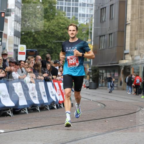 13.09.2026 - 21. swb-Marathon Bremen Strokosch-Dieckow http://msf.ph/oto/10297393 13.09.2026 12:25:01 Ziel 1091 meine-sportfotos.de