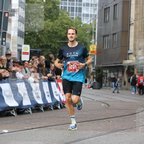 13.09.2026 - 21. swb-Marathon Bremen Strokosch-Dieckow http://msf.ph/oto/10297398 13.09.2026 12:25:01 Ziel 1091 meine-sportfotos.de