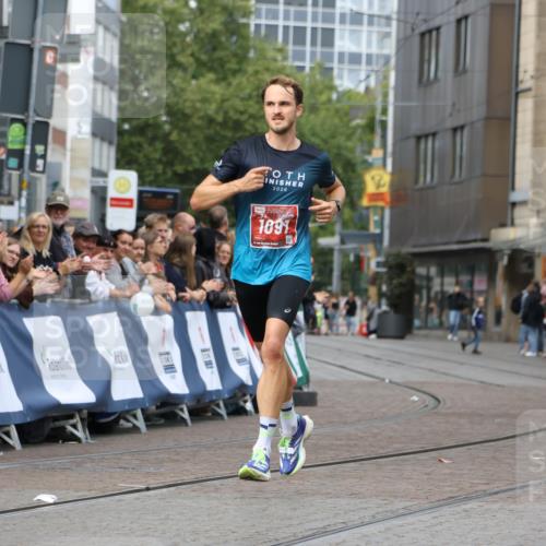 13.09.2026 - 21. swb-Marathon Bremen Strokosch-Dieckow http://msf.ph/oto/10297410 13.09.2026 12:25:01 Ziel 1091 meine-sportfotos.de