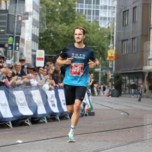 13.09.2026 - 21. swb-Marathon Bremen Strokosch-Dieckow http://msf.ph/oto/10297417 13.09.2026 12:25:01 Ziel 1091 meine-sportfotos.de