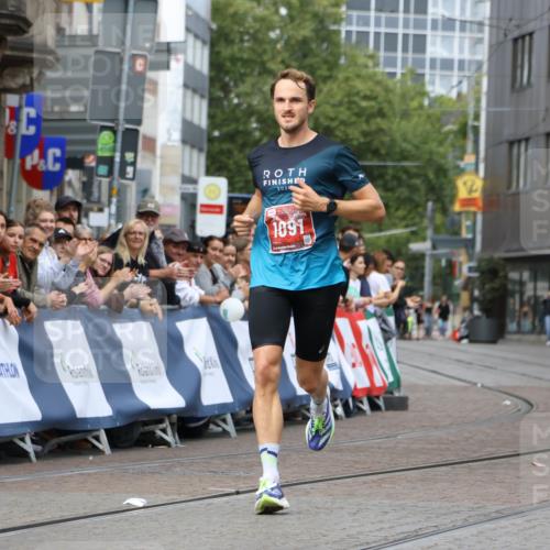 13.09.2026 - 21. swb-Marathon Bremen Strokosch-Dieckow http://msf.ph/oto/10297435 13.09.2026 12:25:01 Ziel 1091 meine-sportfotos.de