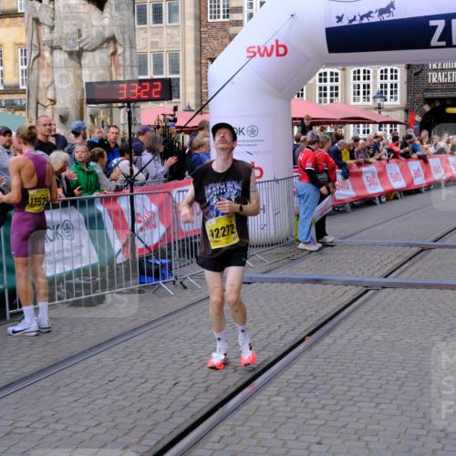 13.09.2026 - 21. swb-Marathon Bremen Tim E. http://msf.ph/oto/10297460 13.09.2026 10:28:39 Ziel 12272, 13501, 13547, 13635 meine-sportfotos.de