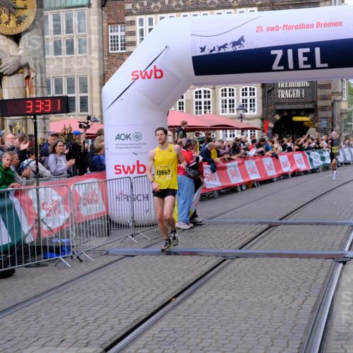 13.09.2026 - 21. swb-Marathon Bremen Tim E. http://msf.ph/oto/10297499 13.09.2026 10:28:49 Ziel 12272, 13515, 13547, 13567, 13635 meine-sportfotos.de