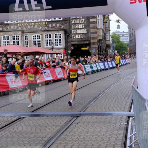 13.09.2026 - 21. swb-Marathon Bremen Tim E. http://msf.ph/oto/10297574 13.09.2026 10:29:40 Ziel 13517, 13542, 13557 meine-sportfotos.de