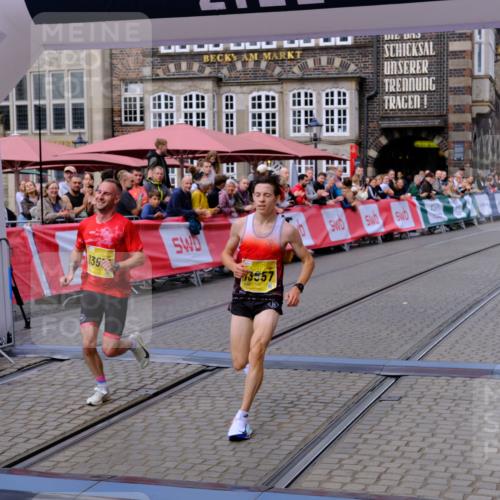 13.09.2026 - 21. swb-Marathon Bremen Tim E. http://msf.ph/oto/10297581 13.09.2026 10:29:41 Ziel 13517, 13542, 13557 meine-sportfotos.de
