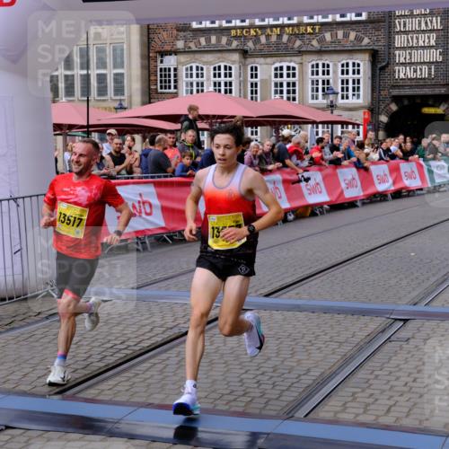 13.09.2026 - 21. swb-Marathon Bremen Tim E. http://msf.ph/oto/10297584 13.09.2026 10:29:41 Ziel 13517, 13542, 13557 meine-sportfotos.de