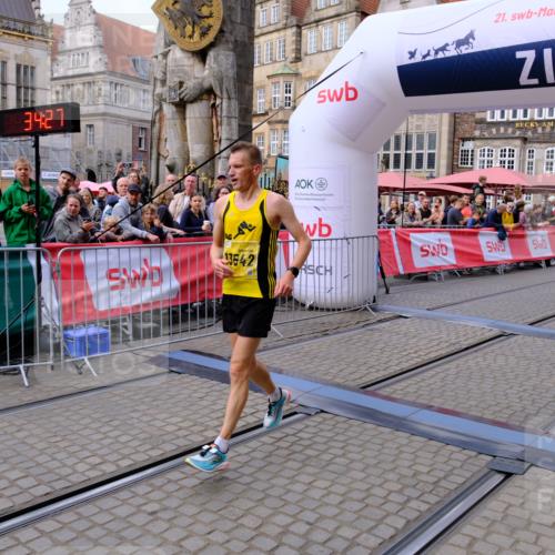 13.09.2026 - 21. swb-Marathon Bremen Tim E. http://msf.ph/oto/10297594 13.09.2026 10:29:45 Ziel 11234, 13517, 13542, 13557 meine-sportfotos.de