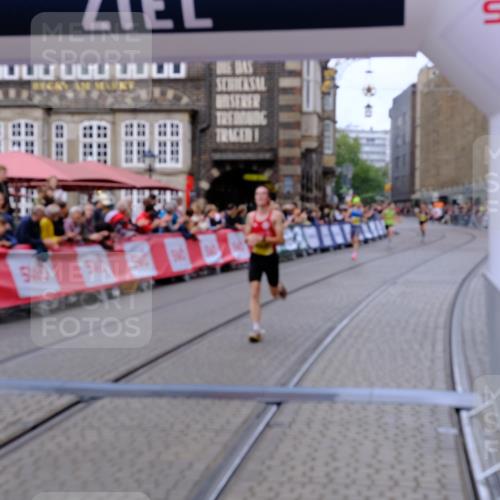 13.09.2026 - 21. swb-Marathon Bremen Tim E. http://msf.ph/oto/10297661 13.09.2026 10:30:28 Ziel 13522, 13561, 13569, 13576 meine-sportfotos.de