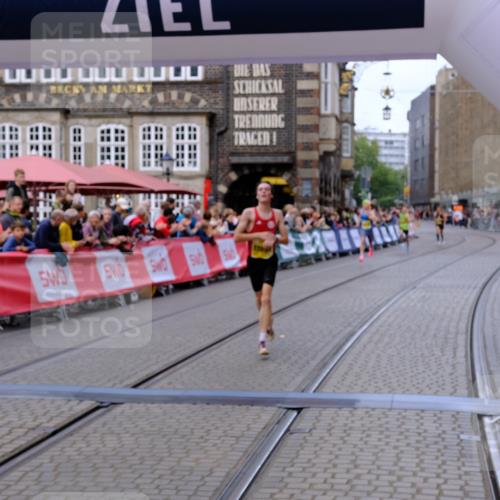 13.09.2026 - 21. swb-Marathon Bremen Tim E. http://msf.ph/oto/10297664 13.09.2026 10:30:28 Ziel 13522, 13561, 13569, 13576 meine-sportfotos.de