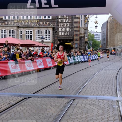 13.09.2026 - 21. swb-Marathon Bremen Tim E. http://msf.ph/oto/10297669 13.09.2026 10:30:29 Ziel 13522, 13561, 13569, 13576 meine-sportfotos.de