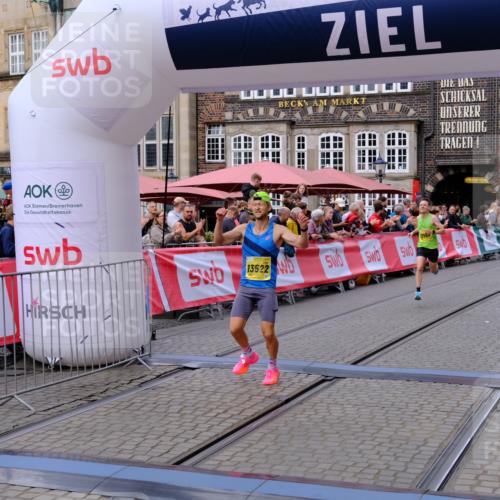 13.09.2026 - 21. swb-Marathon Bremen Tim E. http://msf.ph/oto/10297707 13.09.2026 10:30:33 Ziel 13522, 13561, 13569, 13576 meine-sportfotos.de