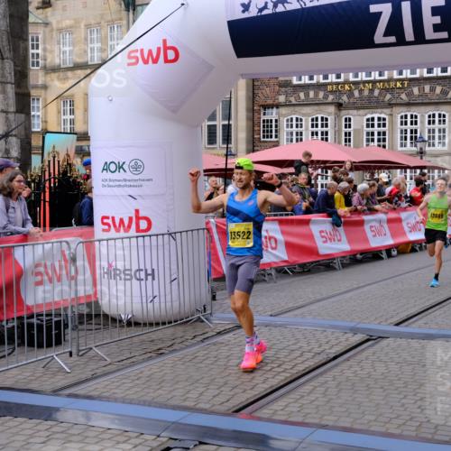13.09.2026 - 21. swb-Marathon Bremen Tim E. http://msf.ph/oto/10297721 13.09.2026 10:30:33 Ziel 13522, 13561, 13569, 13576 meine-sportfotos.de