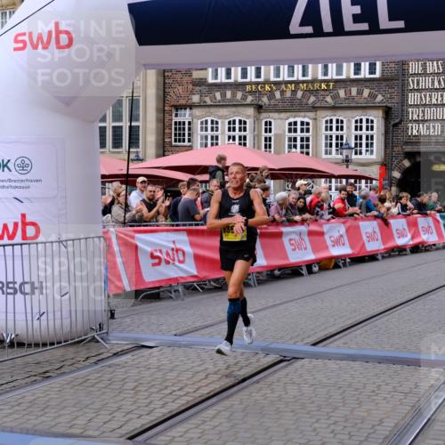 13.09.2026 - 21. swb-Marathon Bremen Tim E. http://msf.ph/oto/10297741 13.09.2026 10:30:37 Ziel 13522, 13561, 13569, 13576 meine-sportfotos.de