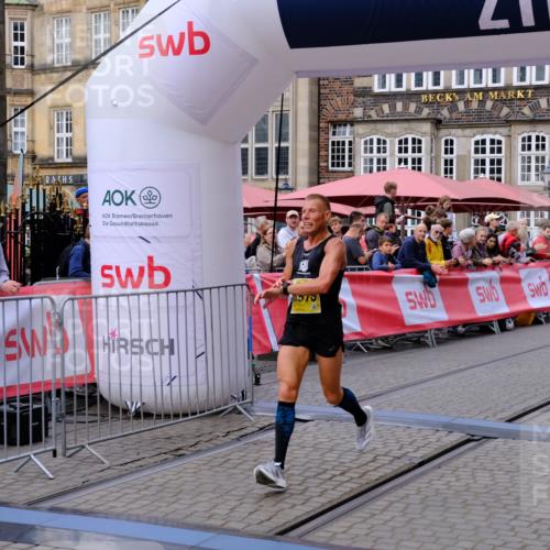 13.09.2026 - 21. swb-Marathon Bremen Tim E. http://msf.ph/oto/10297755 13.09.2026 10:30:37 Ziel 13522, 13561, 13569, 13576 meine-sportfotos.de