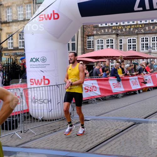 13.09.2026 - 21. swb-Marathon Bremen Tim E. http://msf.ph/oto/10297815 13.09.2026 10:31:08 Ziel 13537, 13554, 13630 meine-sportfotos.de