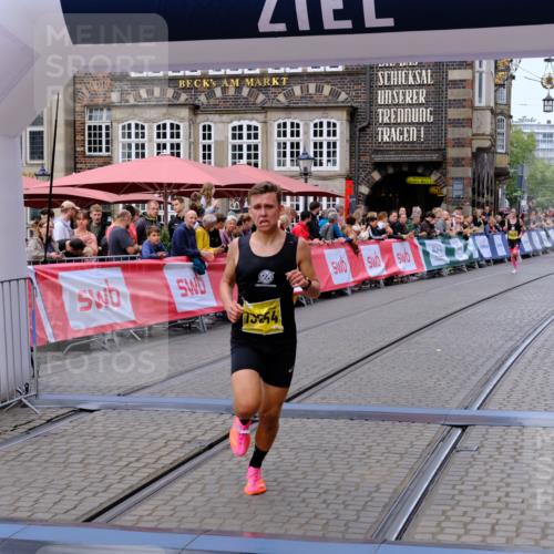 13.09.2026 - 21. swb-Marathon Bremen Tim E. http://msf.ph/oto/10297821 13.09.2026 10:31:11 Ziel 13537, 13554, 13630 meine-sportfotos.de