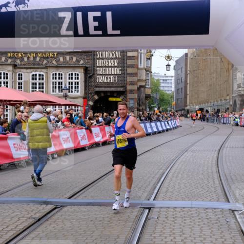 13.09.2026 - 21. swb-Marathon Bremen Tim E. http://msf.ph/oto/10297859 13.09.2026 10:31:37 Ziel 13571 meine-sportfotos.de