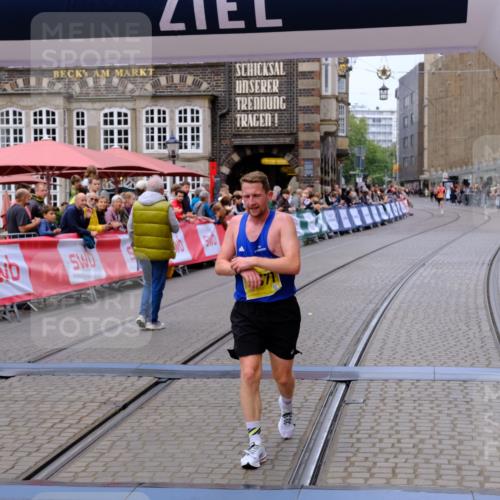 13.09.2026 - 21. swb-Marathon Bremen Tim E. http://msf.ph/oto/10297872 13.09.2026 10:31:38 Ziel 13571 meine-sportfotos.de