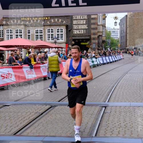 13.09.2026 - 21. swb-Marathon Bremen Tim E. http://msf.ph/oto/10297879 13.09.2026 10:31:38 Ziel 13571 meine-sportfotos.de