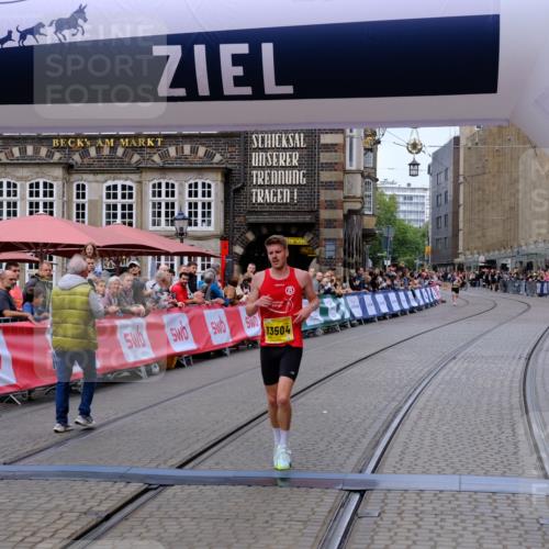 13.09.2026 - 21. swb-Marathon Bremen Tim E. http://msf.ph/oto/10297886 13.09.2026 10:31:50 Ziel 13504 meine-sportfotos.de
