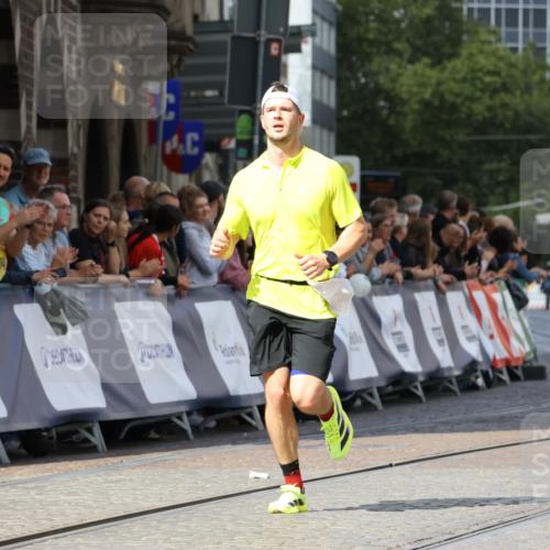 13.09.2026 - 21. swb-Marathon Bremen Strokosch-Dieckow http://msf.ph/oto/10297891 13.09.2026 12:33:15 Ziel 822 meine-sportfotos.de