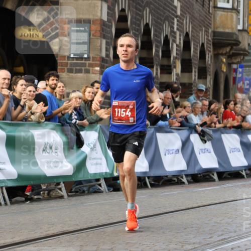 13.09.2026 - 21. swb-Marathon Bremen Strokosch-Dieckow http://msf.ph/oto/10297996 13.09.2026 12:34:49 Ziel 917, 1154, 1997 meine-sportfotos.de
