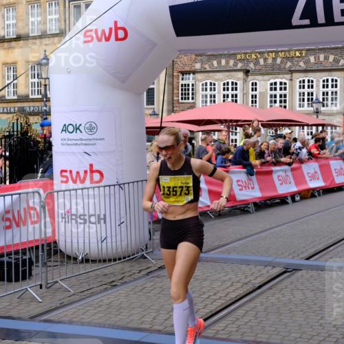 13.09.2026 - 21. swb-Marathon Bremen Tim E. http://msf.ph/oto/10298005 13.09.2026 10:32:12 Ziel 12457, 13533, 13536, 13573, 13618 meine-sportfotos.de
