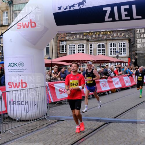 13.09.2026 - 21. swb-Marathon Bremen Tim E. http://msf.ph/oto/10298009 13.09.2026 10:32:23 Ziel 13543, 13582, 13632 meine-sportfotos.de